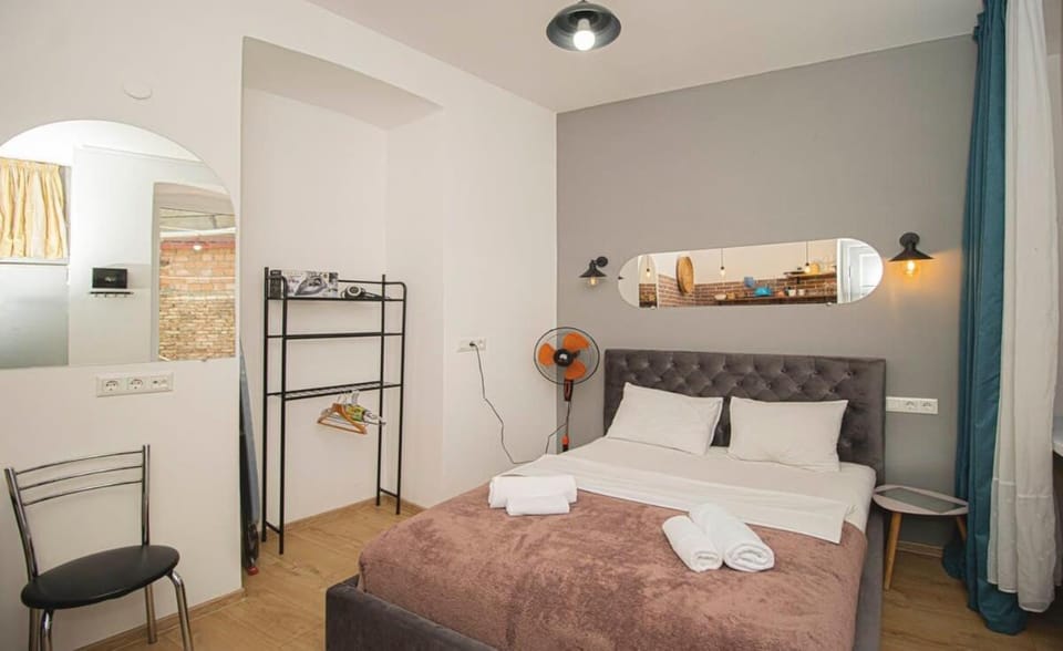 Charming Studio in Central Tbilisi - By Wehost Apartment in Tbilisi, Georgia