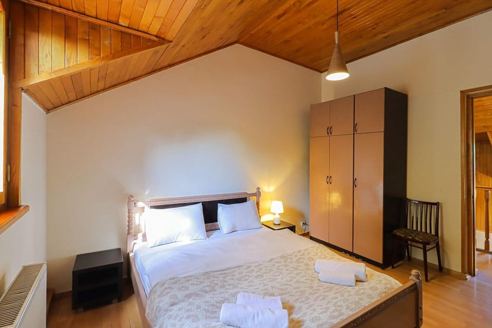 Central 4BR Apt for Groups & Families - By Wehost Apartment in Tbilisi, Georgia