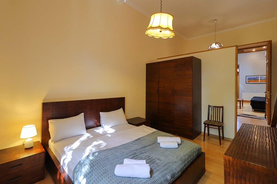 Central 4BR Apt for Groups & Families - By Wehost Apartment in Tbilisi, Georgia