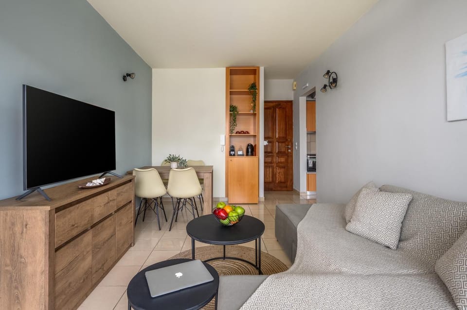 Communal lounge/ TV room, TV and multimedia, Living room, Seating area, Evening entertainment