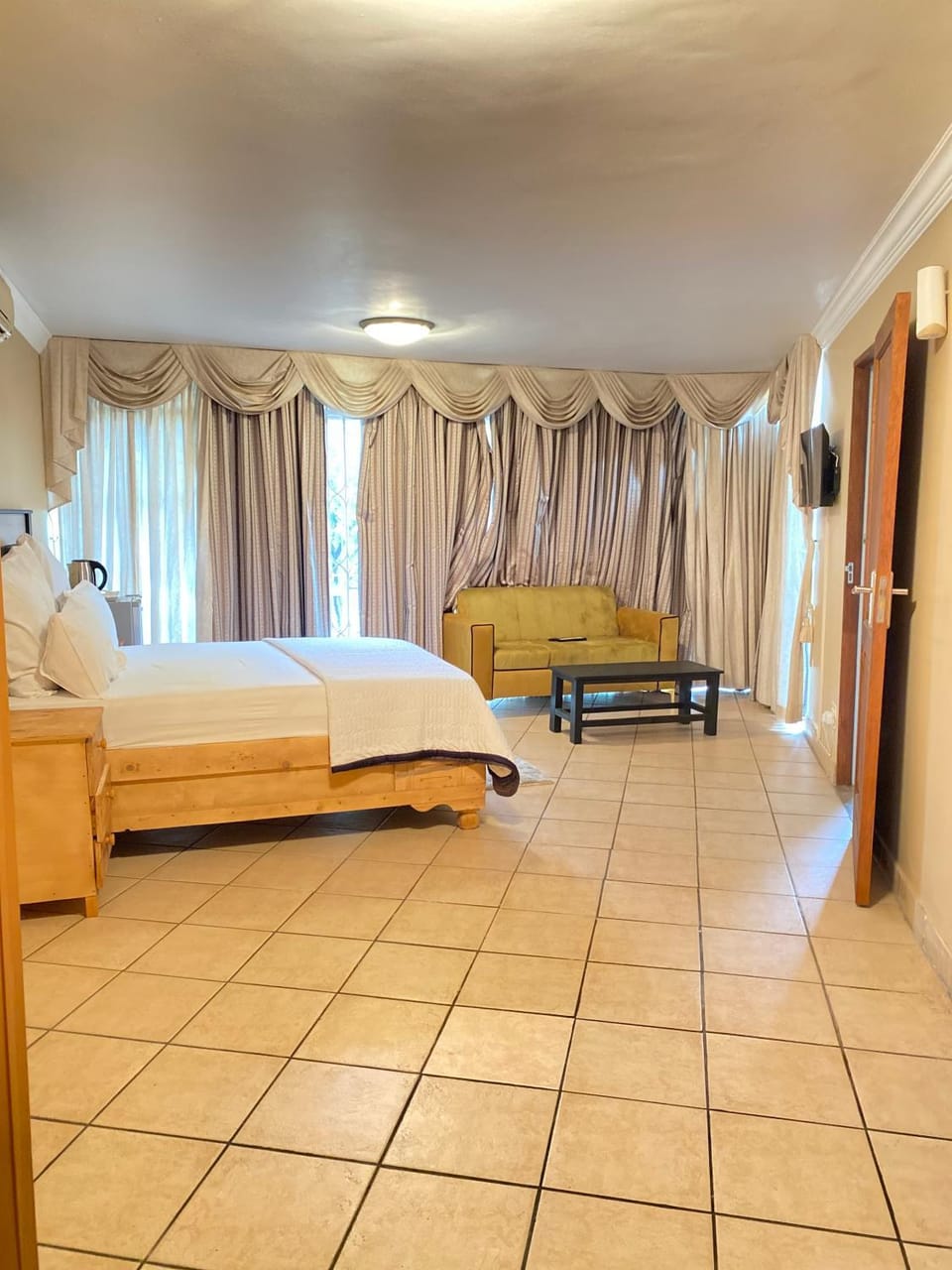 C and C GUEST HOUSE/ BED AND BREAKFAST Bed and Breakfast in Pretoria