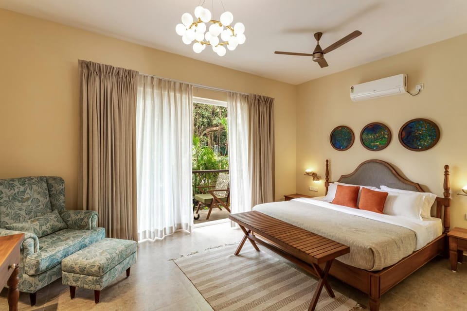 Bed, Photo of the whole room, Seating area, Bedroom, fireplace, air conditioner