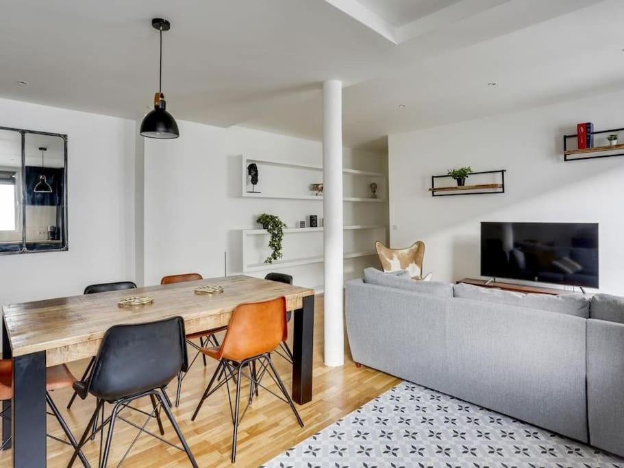 TV and multimedia, Kitchen or kitchenette, Living room, Seating area, Dining area