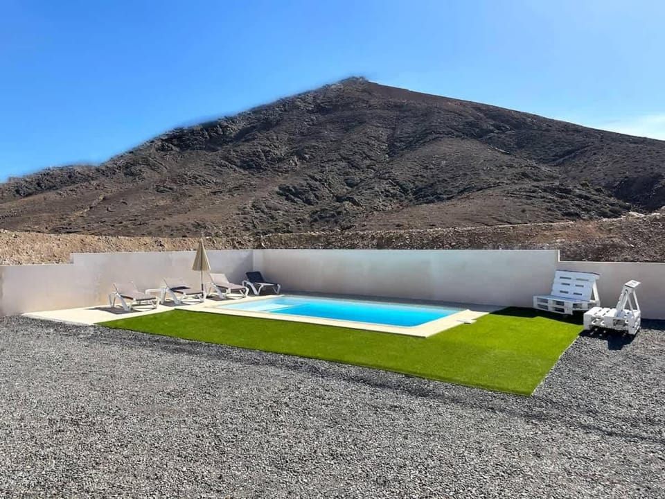 Villa en la montaña con piscina en Fuerteventura House in Maxorata