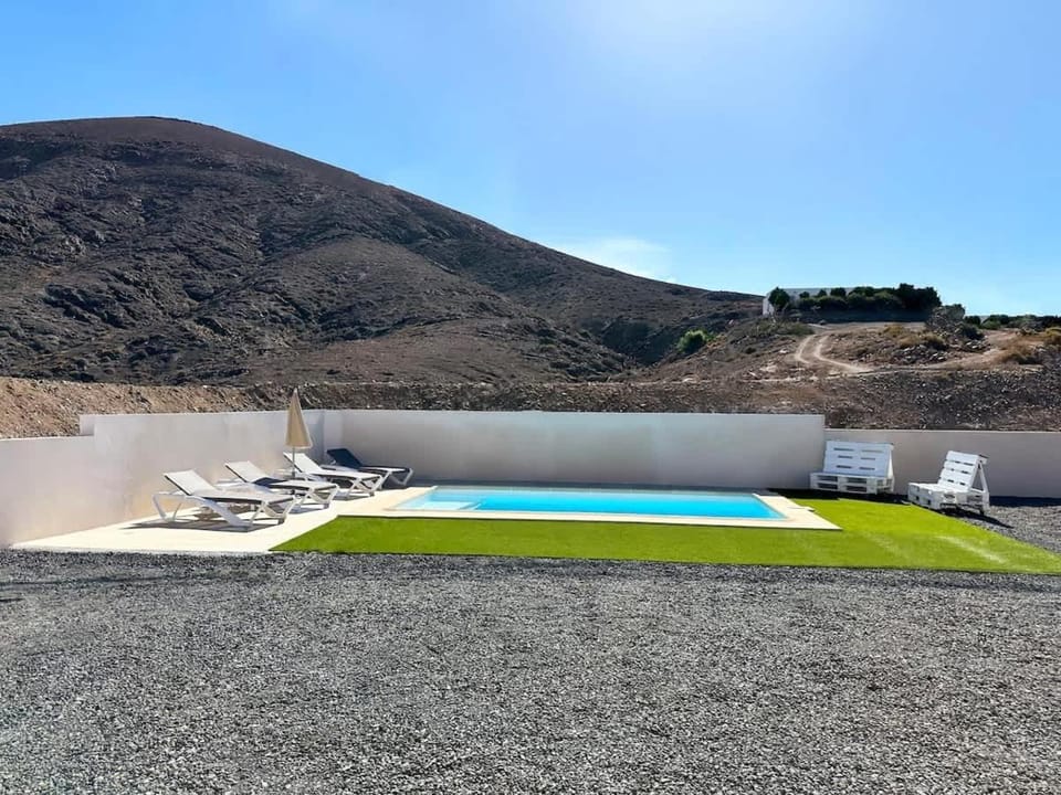 Villa en la montaña con piscina en Fuerteventura House in Maxorata