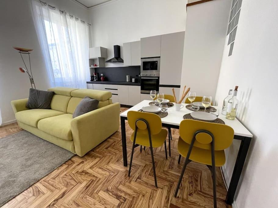 Kitchen or kitchenette, Living room, Seating area, Dining area, minibar, pet friendly, stove