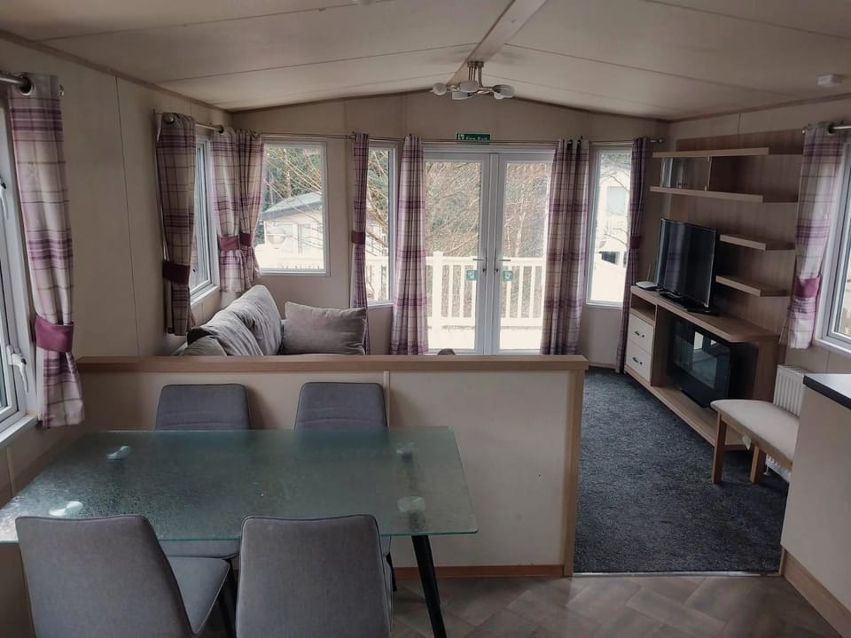 TV and multimedia, Living room, Seating area, Dining area
