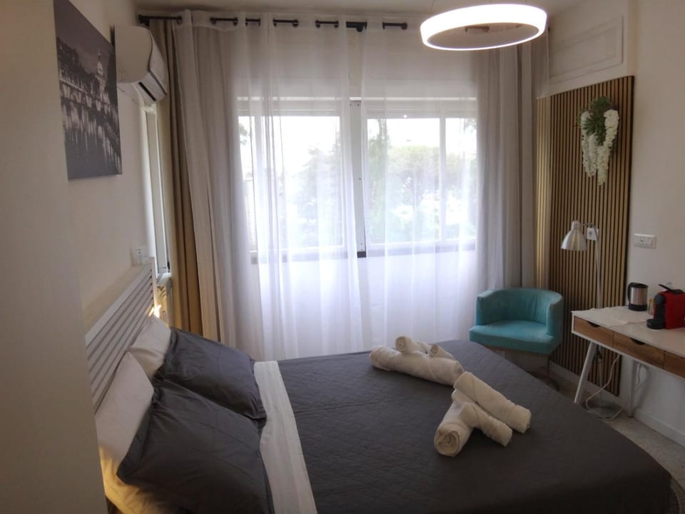 Bed, air conditioner