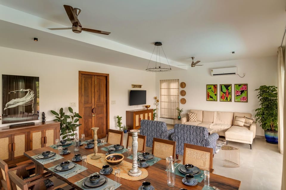 TV and multimedia, Living room, Seating area, Dining area, fireplace, air conditioner