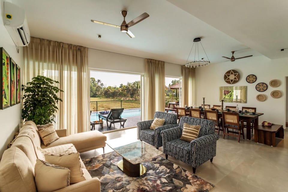 Living room, Seating area, Dining area, fireplace