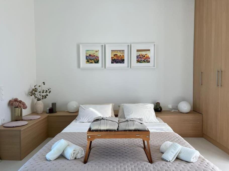 Bed, Photo of the whole room, Bedroom, towels