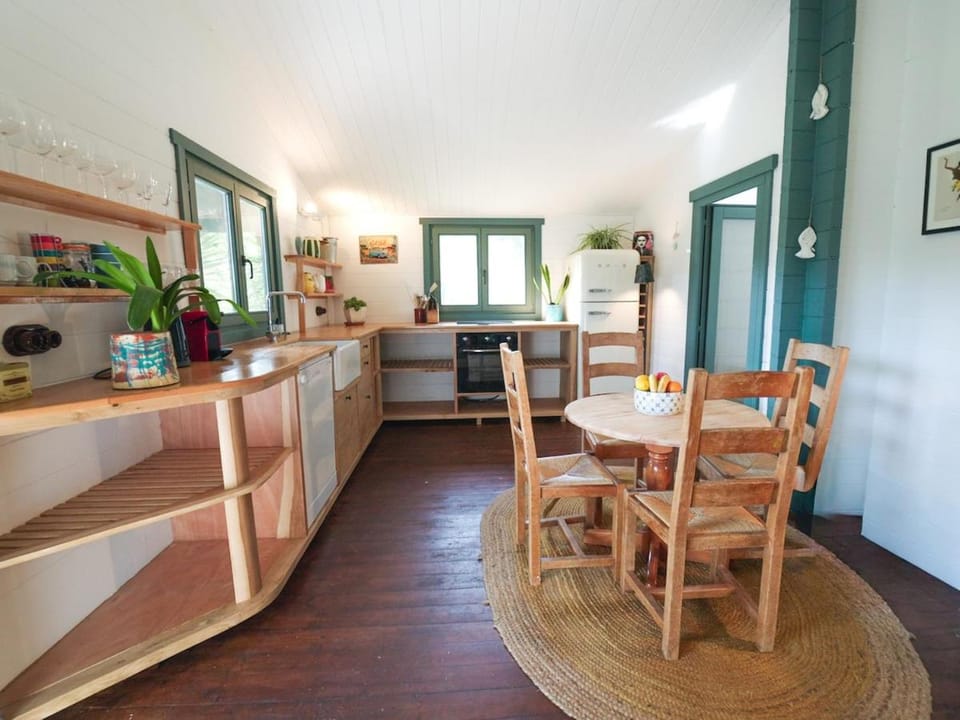 Kitchen or kitchenette, Seating area, Dining area, oven, stove