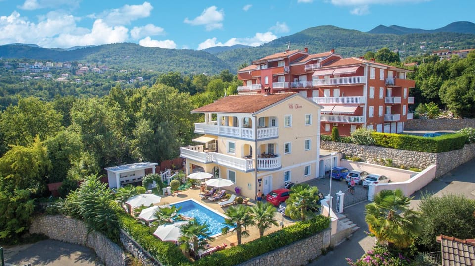 Property building, Day, Swimming pool, sunbed