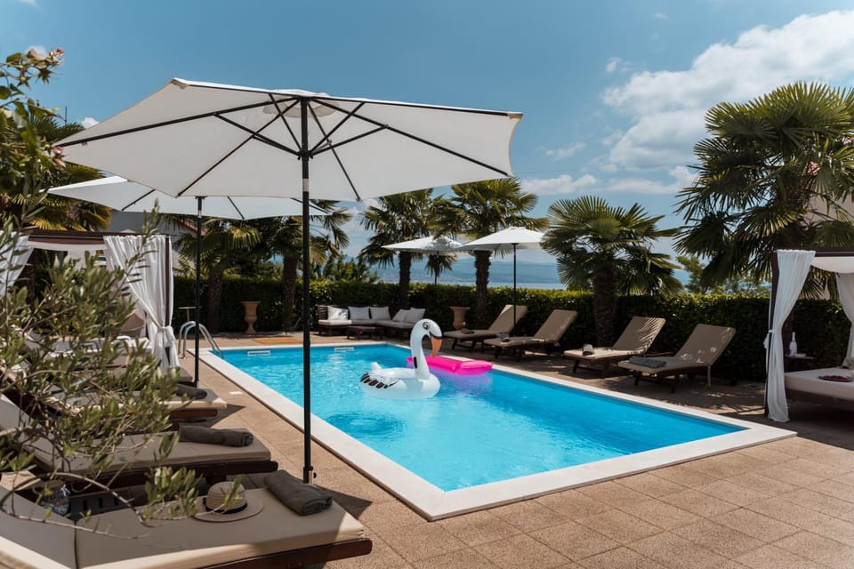 Pool view, Swimming pool, sunbed