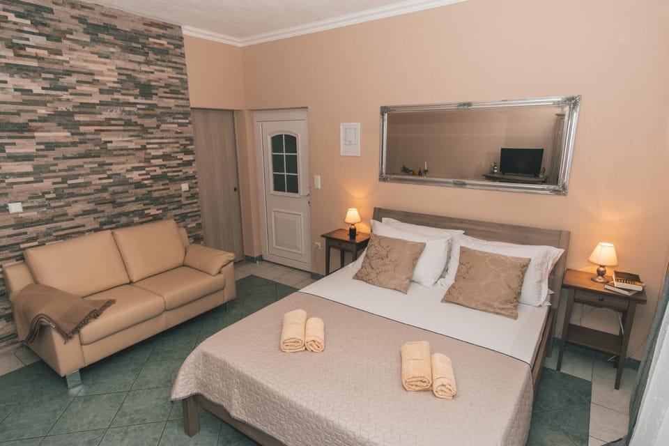 Bed, TV and multimedia, Photo of the whole room, Seating area, Bedroom