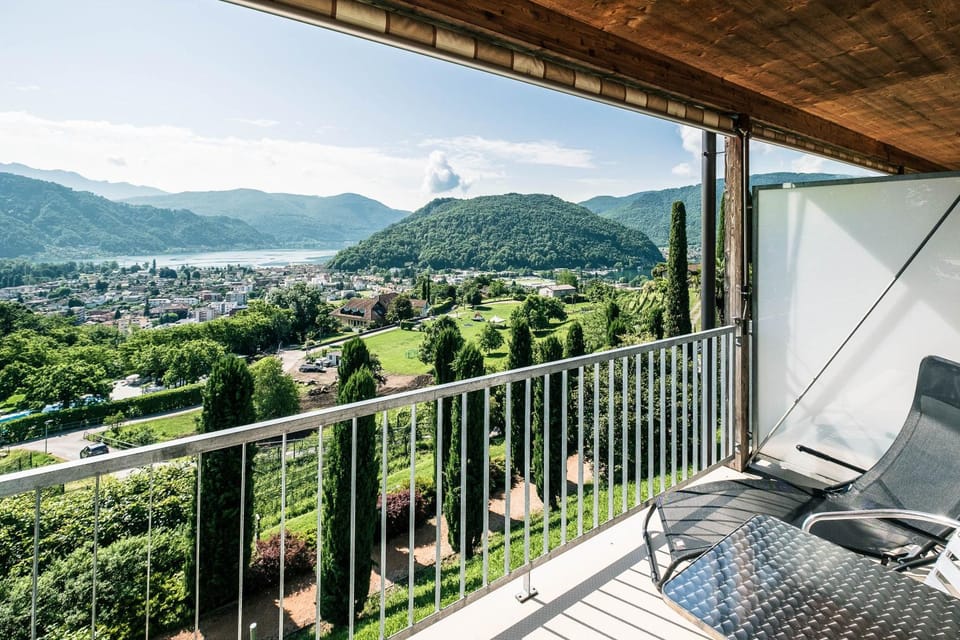 View (from property/room), Balcony/Terrace, Lake view, Mountain view