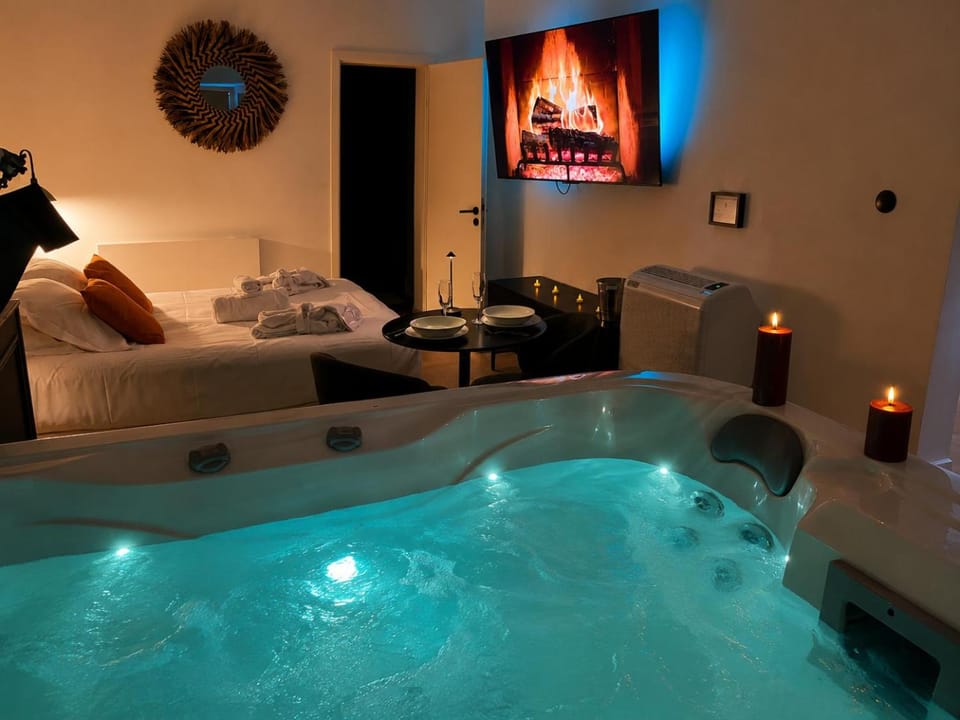 Bed, TV and multimedia, Spa and wellness centre/facilities, Dining area, towels