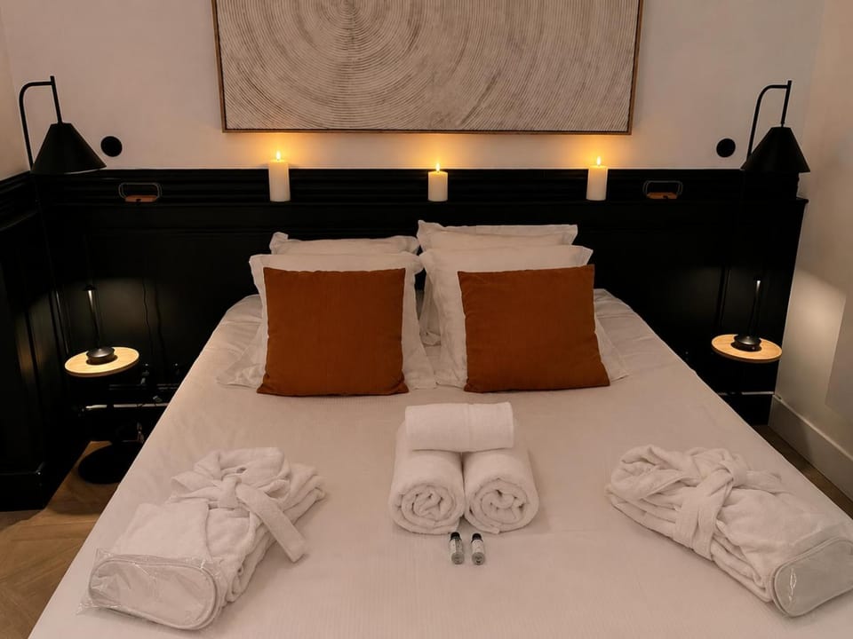 Bed, Bedroom, towels