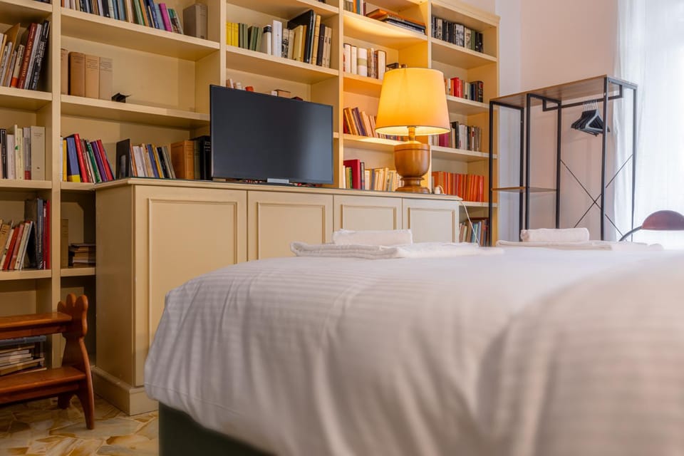 Bed, Library, TV and multimedia, Bedroom, hair dresser