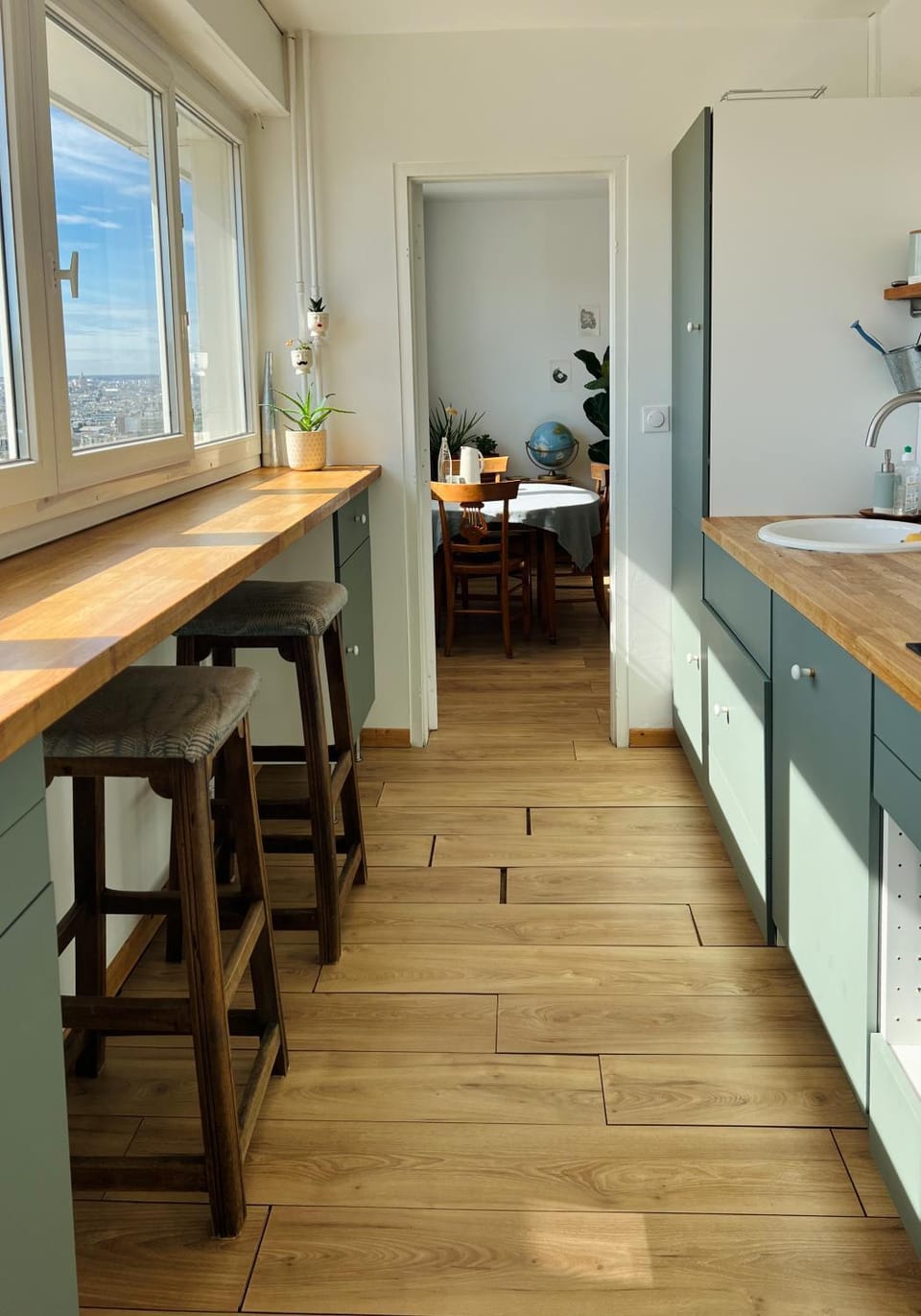 Kitchen or kitchenette, Dining area