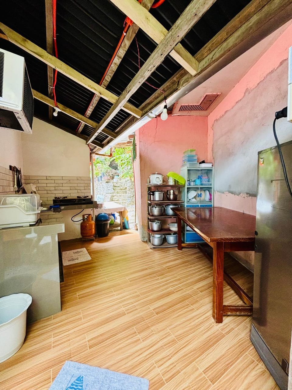 Kitchen or kitchenette, Dining area