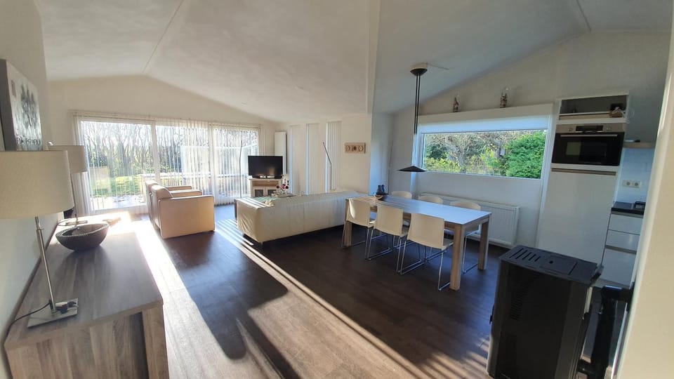 Bungalow Uthof House in Friesland, Netherlands