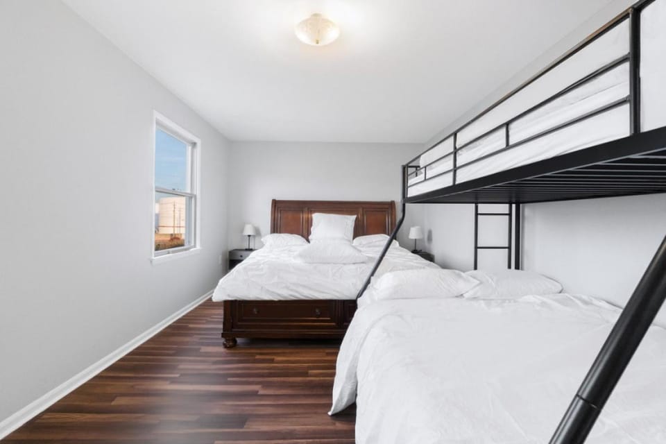 Bedroom, bunk bed