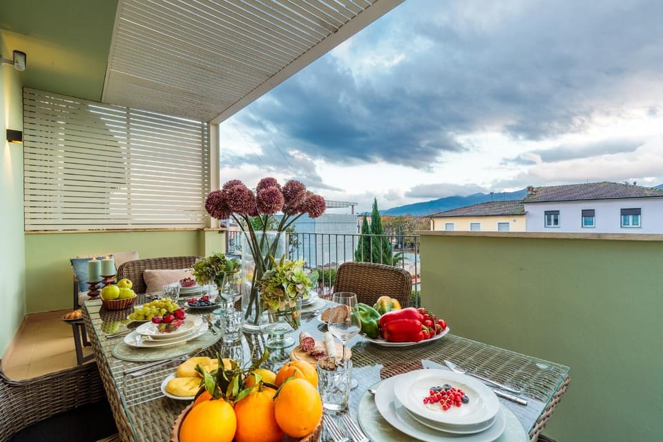 Serenity Vista Penthouse with Terrace in the City Apartment in Capannori