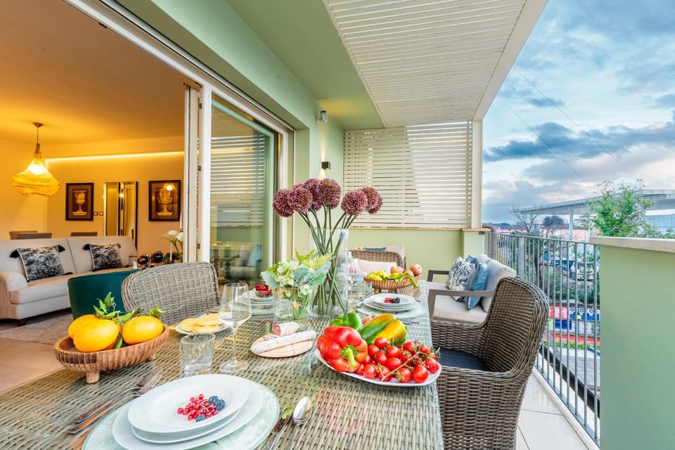 Serenity Vista Penthouse with Terrace in the City Apartment in Capannori