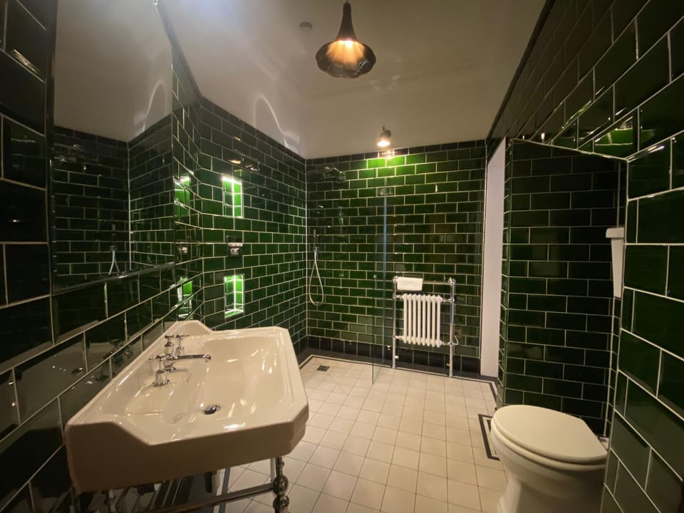 Shower, Toilet