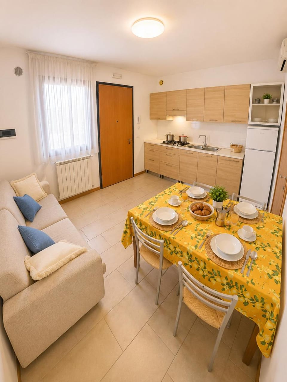Kitchen or kitchenette, Dining area