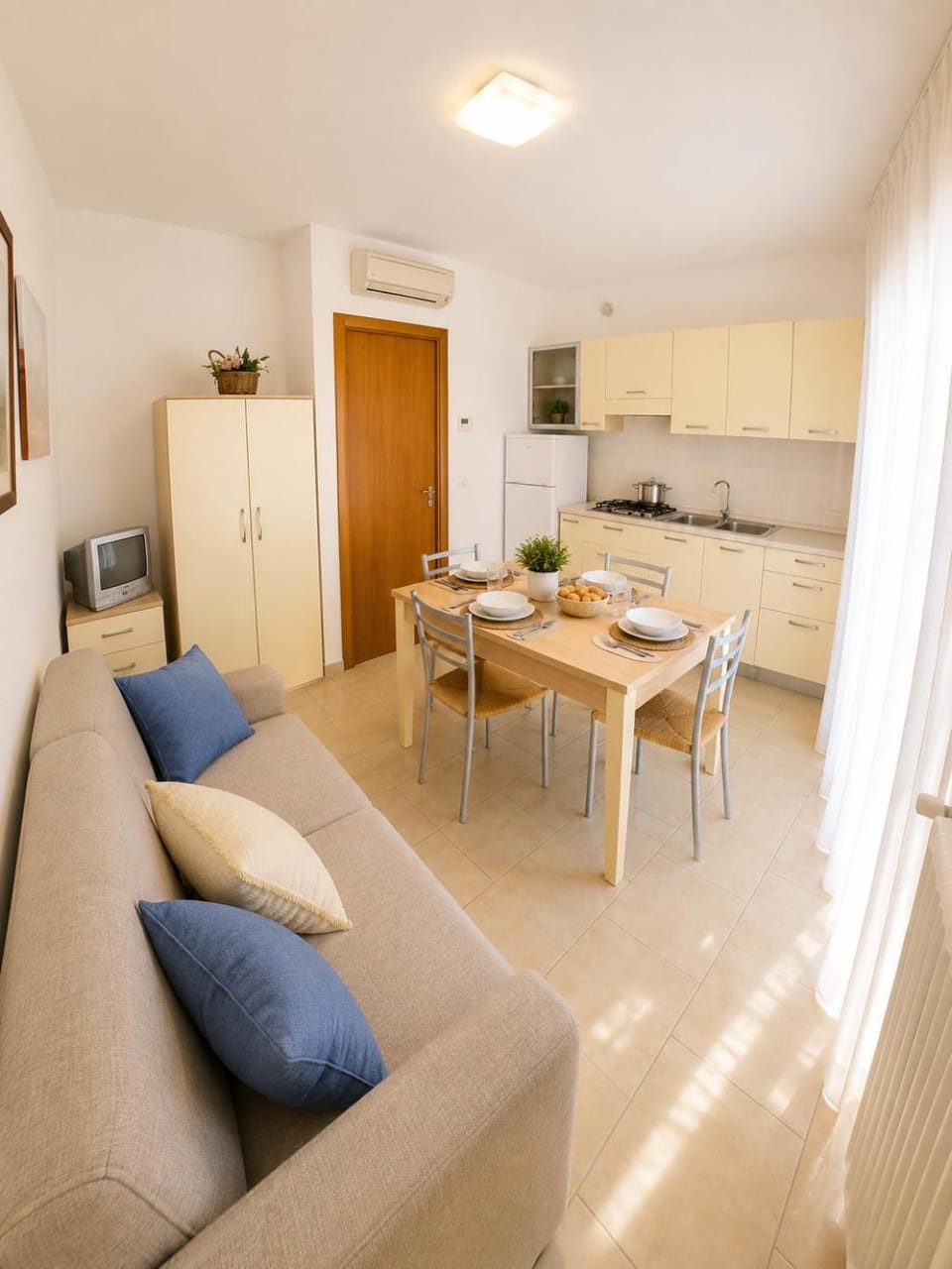 Kitchen or kitchenette, Dining area, microwave
