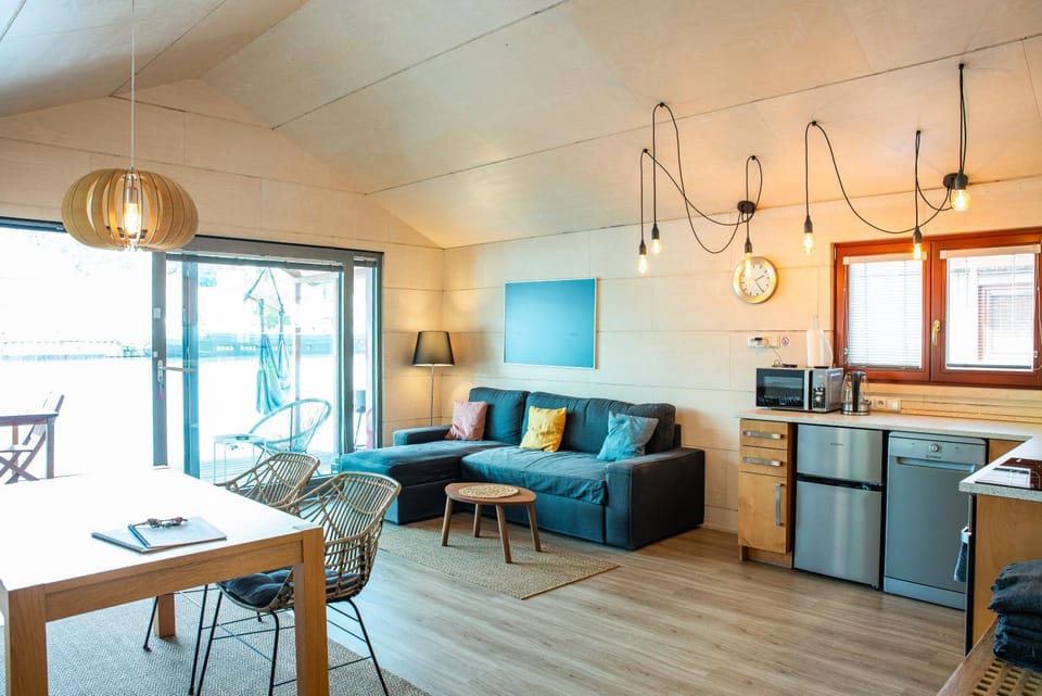 Kitchen or kitchenette, Living room, Seating area, Dining area, minibar, stove
