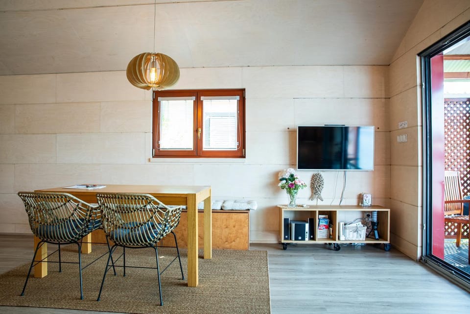 Communal lounge/ TV room, TV and multimedia, Living room, Seating area, Dining area