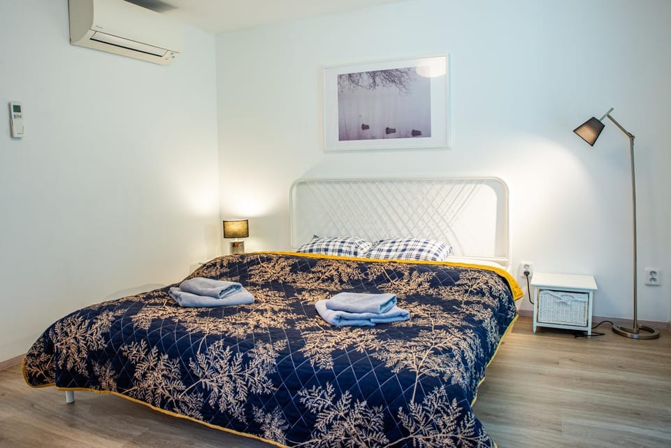 Bed, Photo of the whole room, Bedroom, towels, air conditioner