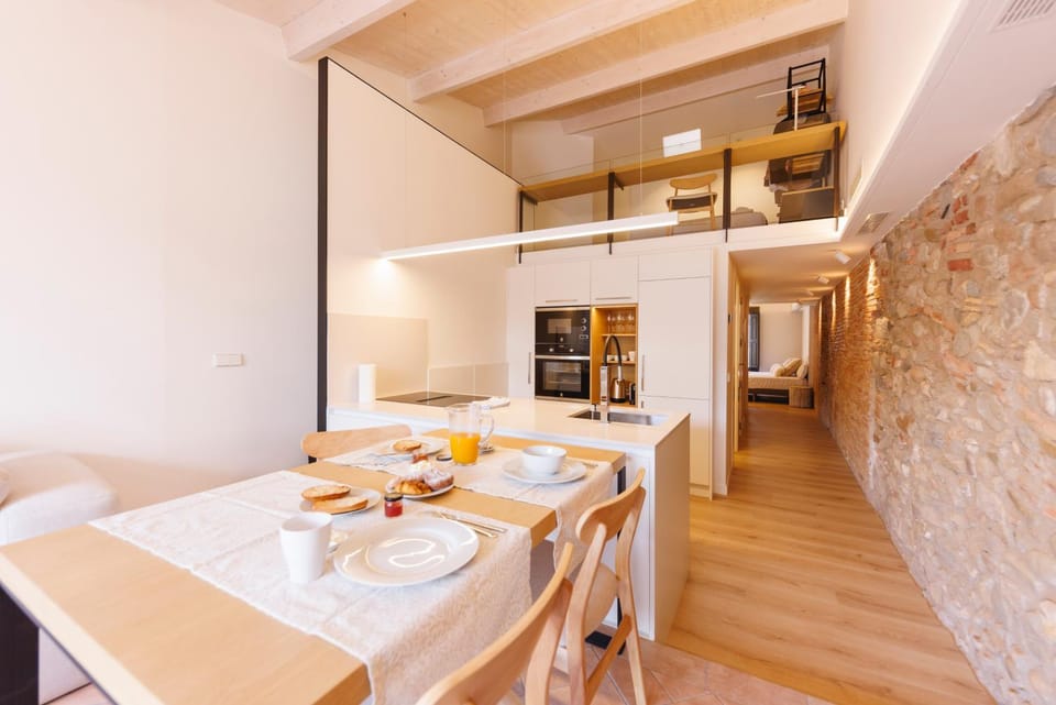 Photo of the whole room, Dining area, kitchen