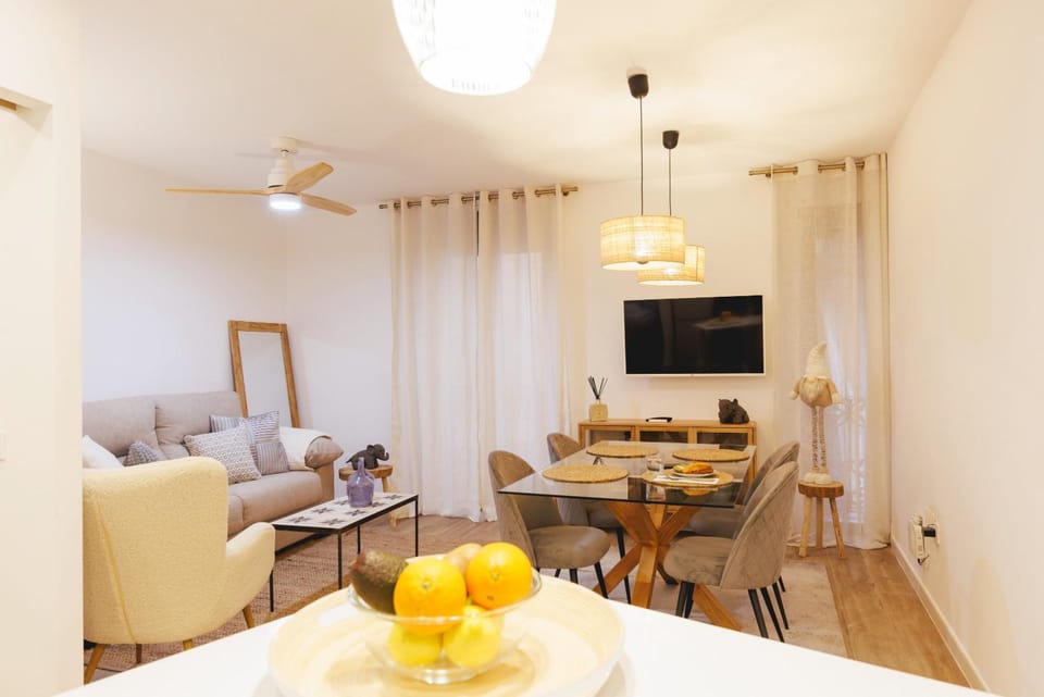 TV and multimedia, Living room, Seating area, Dining area