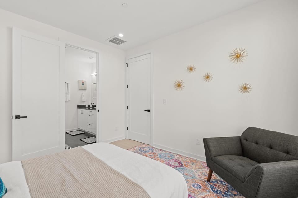 Photo of the whole room, Bedroom