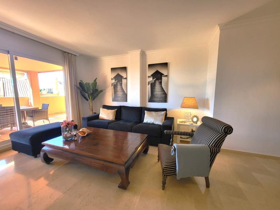 Apartmento familiar con piscina con vista al mar Apartment in Marbella