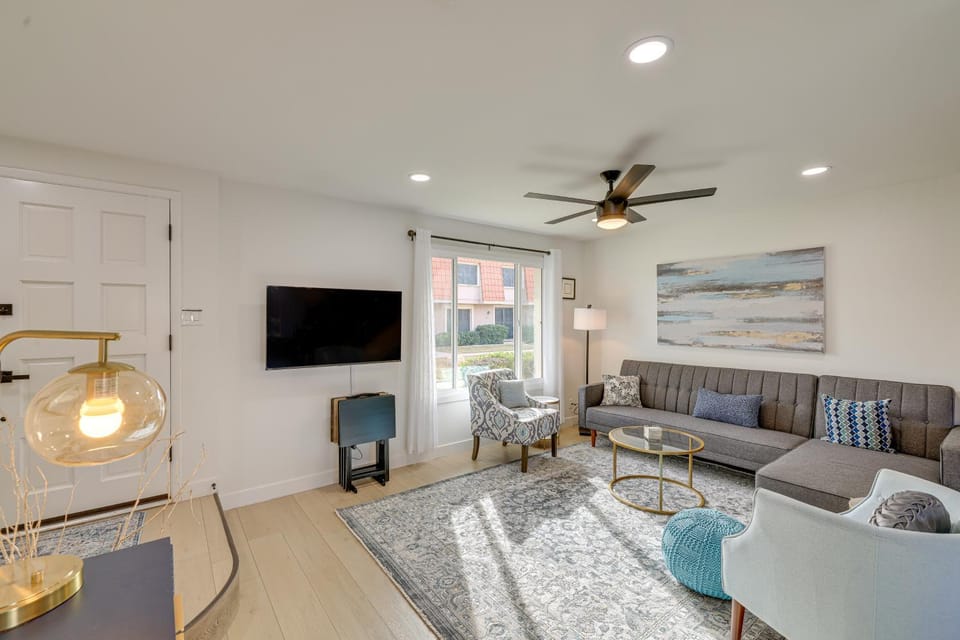 2 Mi to Old Town! Dog-Friendly Condo w/ Pool House in Scottsdale