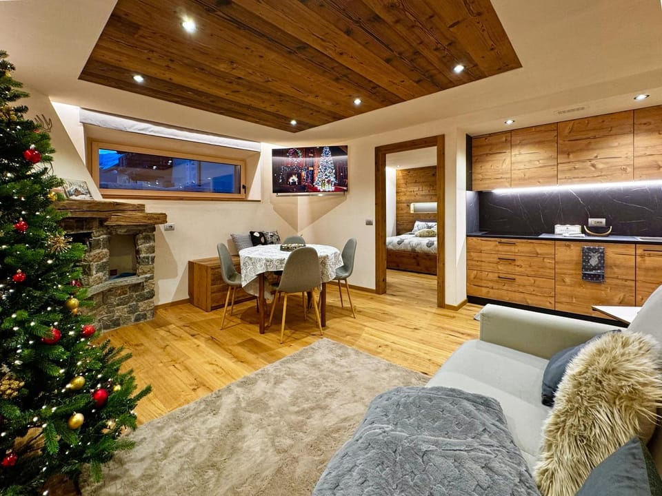 Photo of the whole room, kitchen