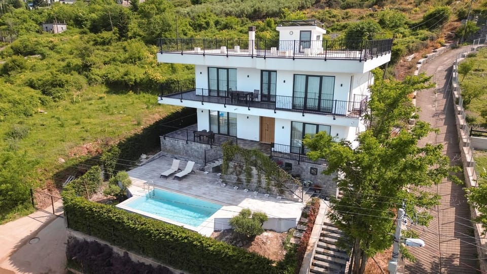 Property building, Patio, Spring, Day, Natural landscape, Garden, Garden view, Pool view, Swimming pool, sunbed