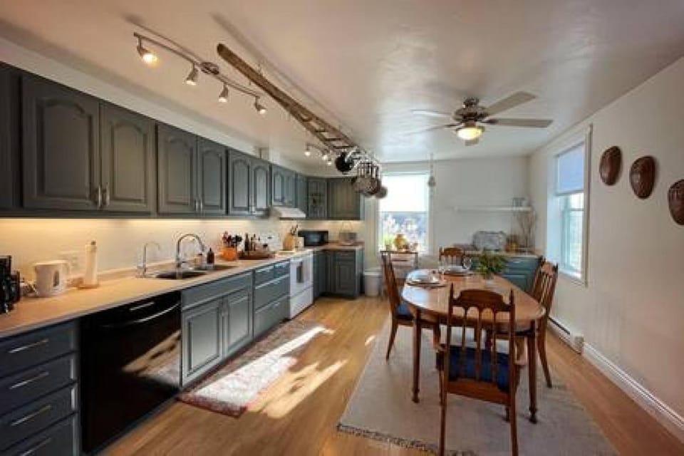 Coffee/tea facilities, Kitchen or kitchenette, Dining area, dishwasher, oven, pet friendly, stove, toaster