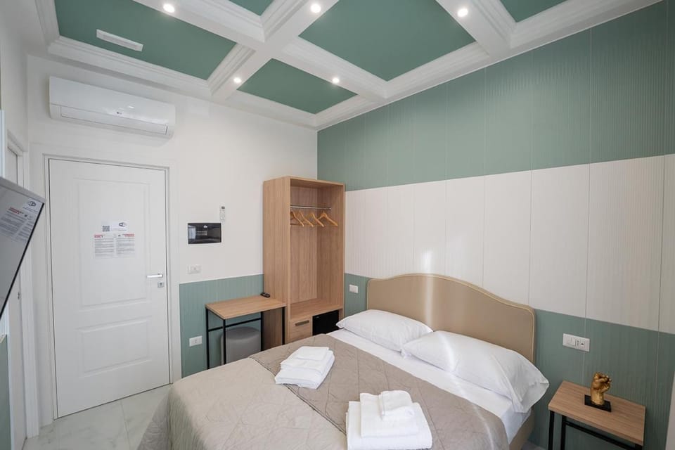 Bed, TV and multimedia, Photo of the whole room, Bedroom, hair dresser, towels, air conditioner