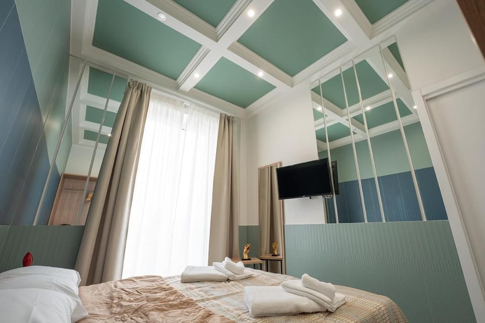 Bed, TV and multimedia, Photo of the whole room, Bedroom, towels