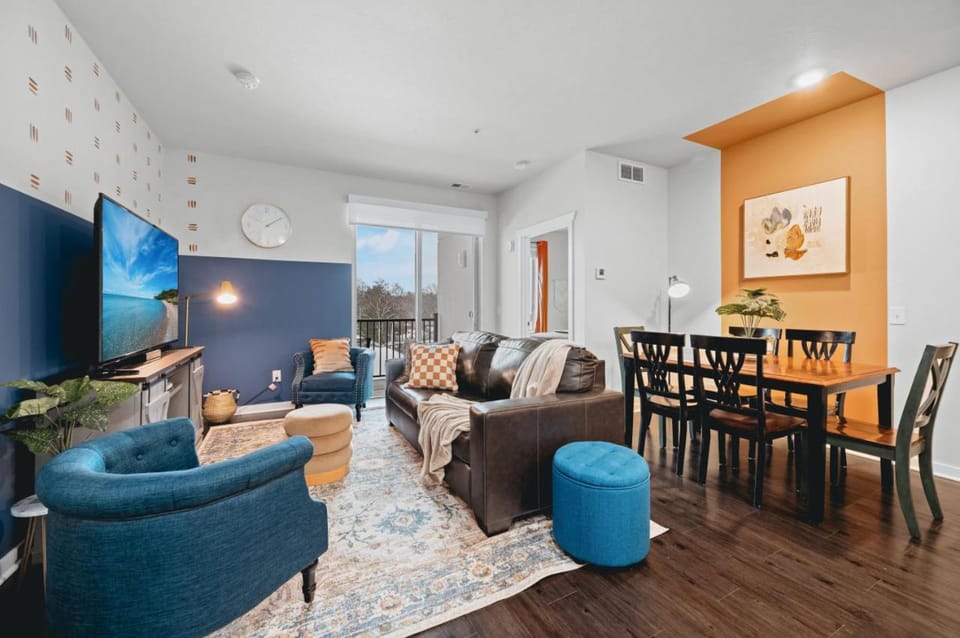 TV and multimedia, Living room, Seating area, Dining area