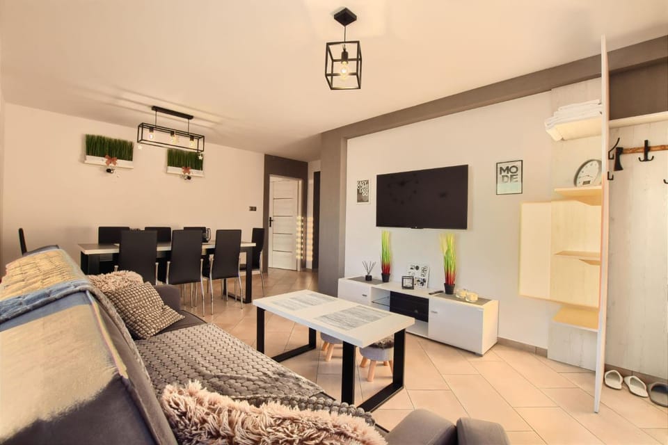 TV and multimedia, Kitchen or kitchenette, Living room, Seating area, Dining area