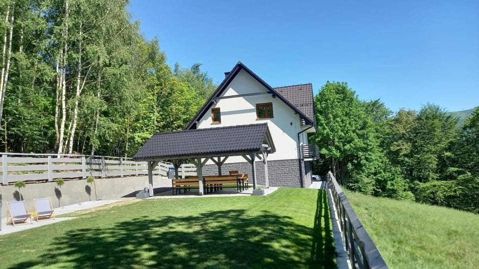 Property building, Day, Garden, Garden view