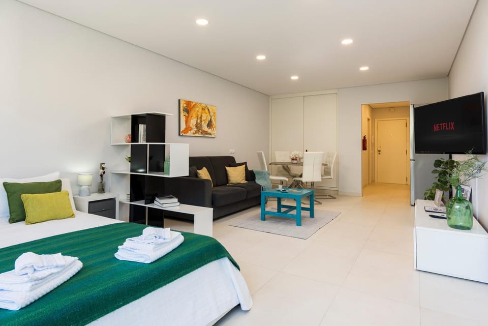 TV and multimedia, Living room, Photo of the whole room, Seating area, Evening entertainment, Bedroom