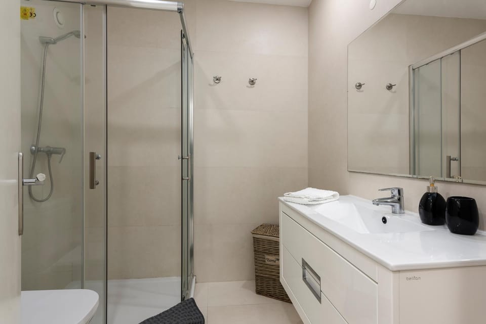 Shower, Toilet, Bathroom, towels